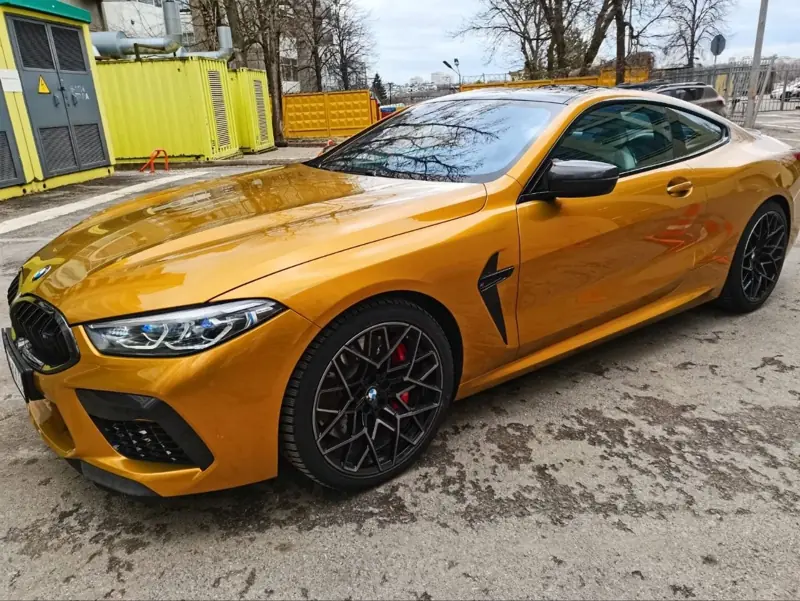 Золотой BMW M8 — вид спереди и сбоку
