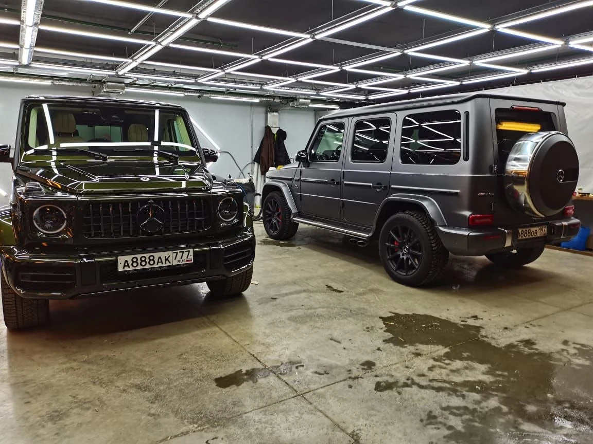 Два Mercedes-Benz G-Класса — глянцевый и матовый кузов