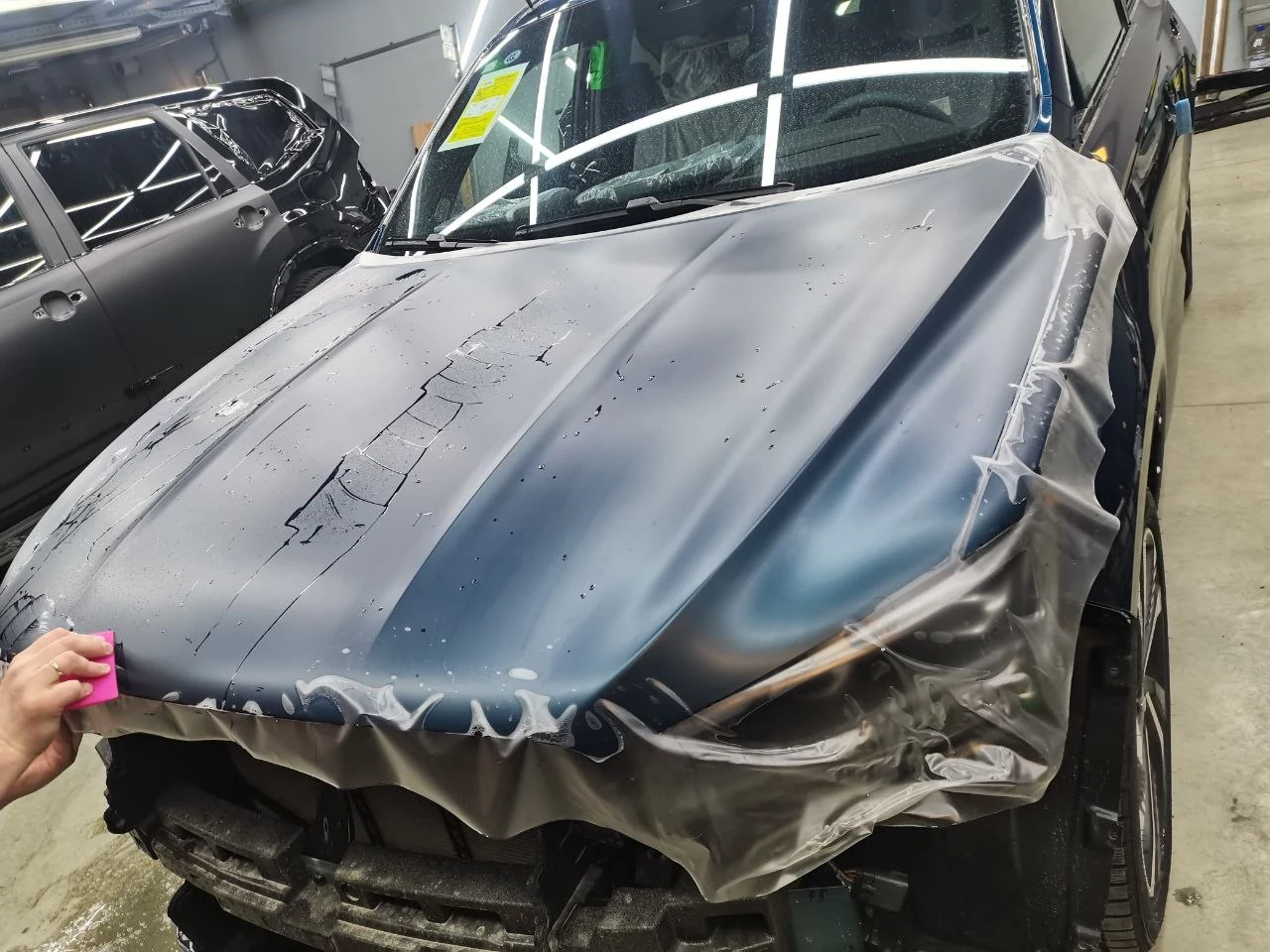 Оклейка капота Geely Monjaro — работа с плёнкой