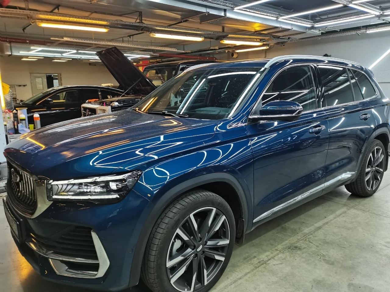 Глянцевый Geely Monjaro — вид спереди и сбоку