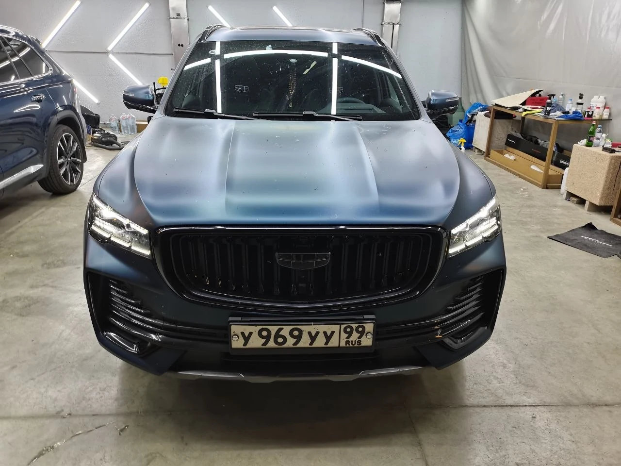 Матовый Geely Monjaro — капот и передняя часть