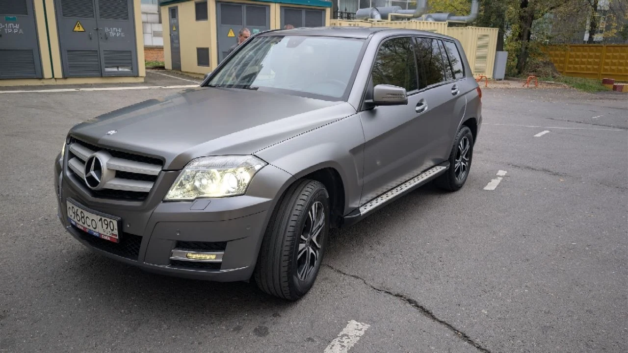 Mercedes-Benz GLK — матовый серый кузов на улице