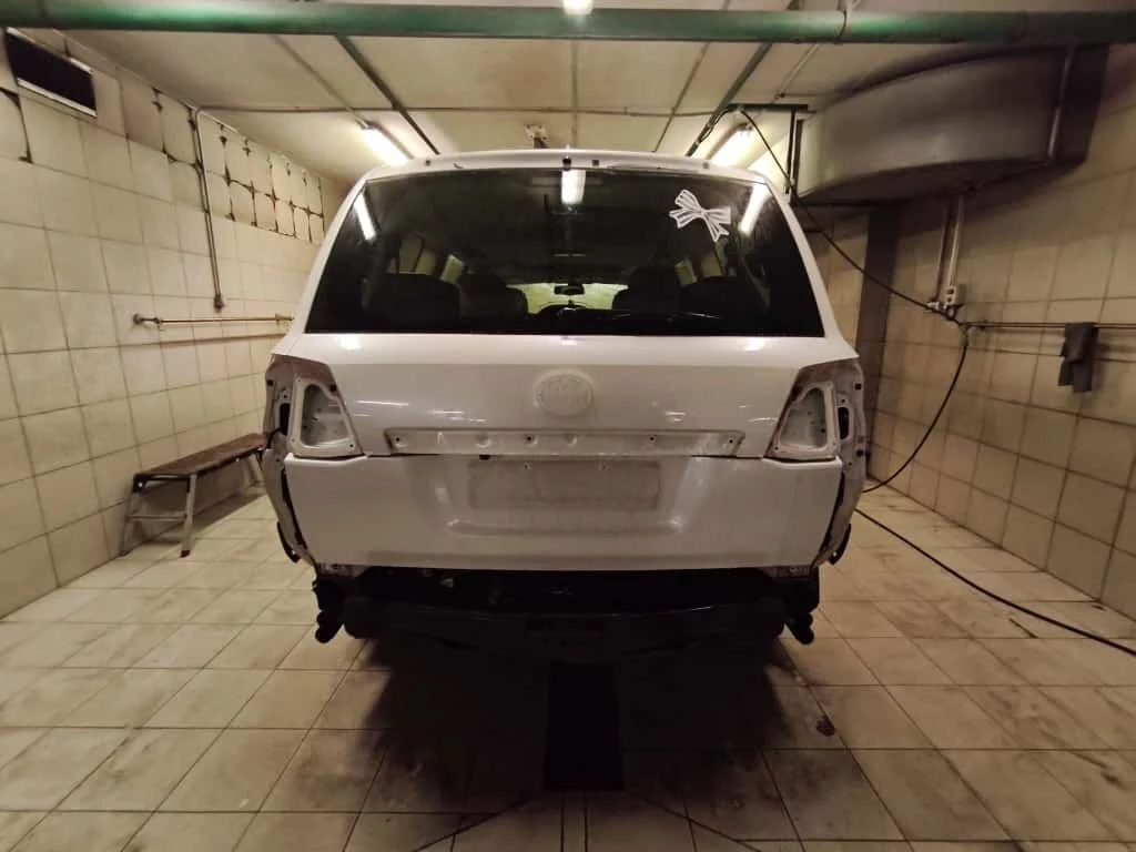 Toyota Land Cruiser — разобранная задняя часть перед оклейкой