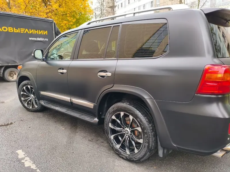 Toyota Land Cruiser — матовый тёмный кузов, левый борт