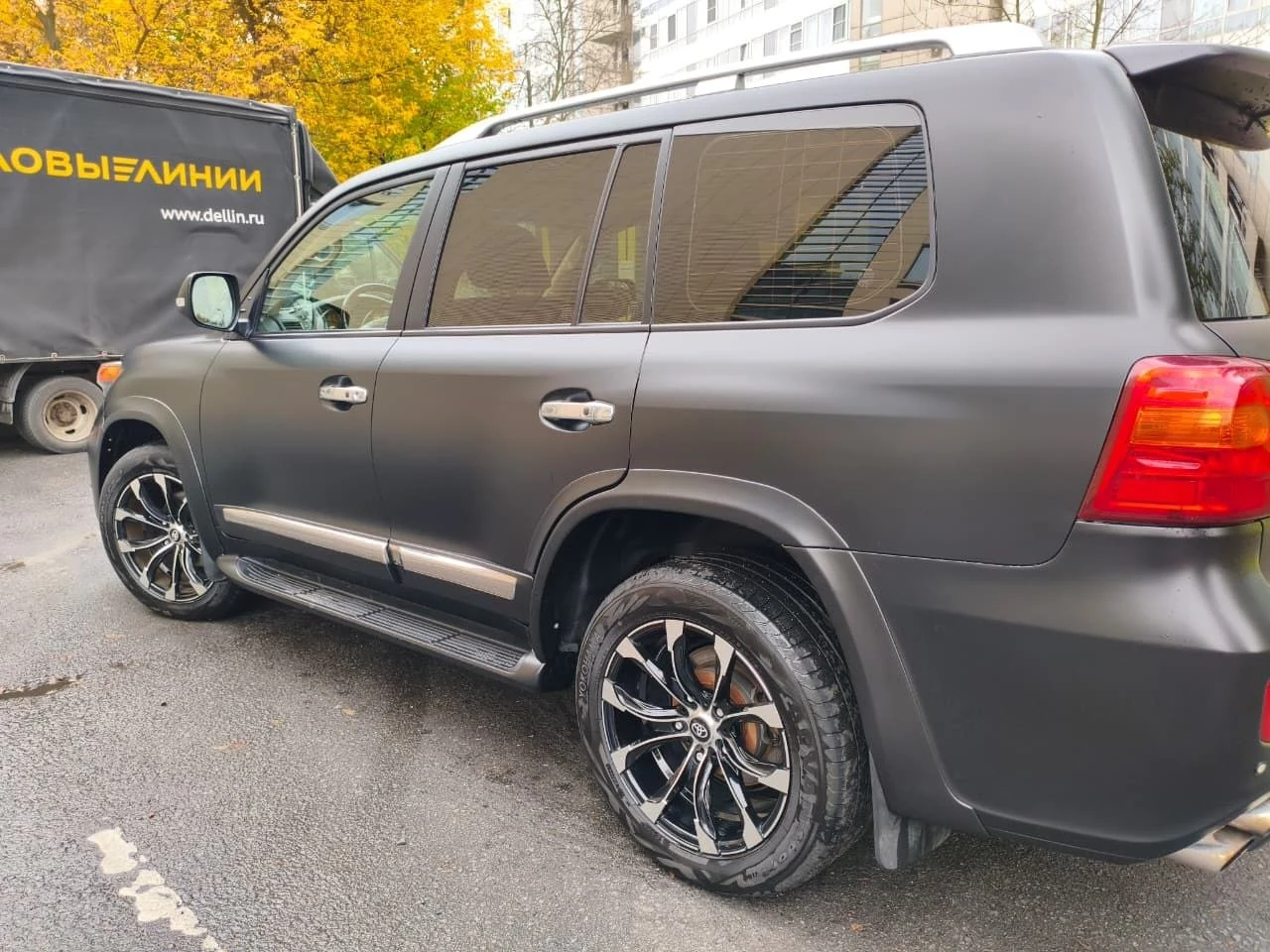 Toyota Land Cruiser — матовый тёмный кузов, левый борт