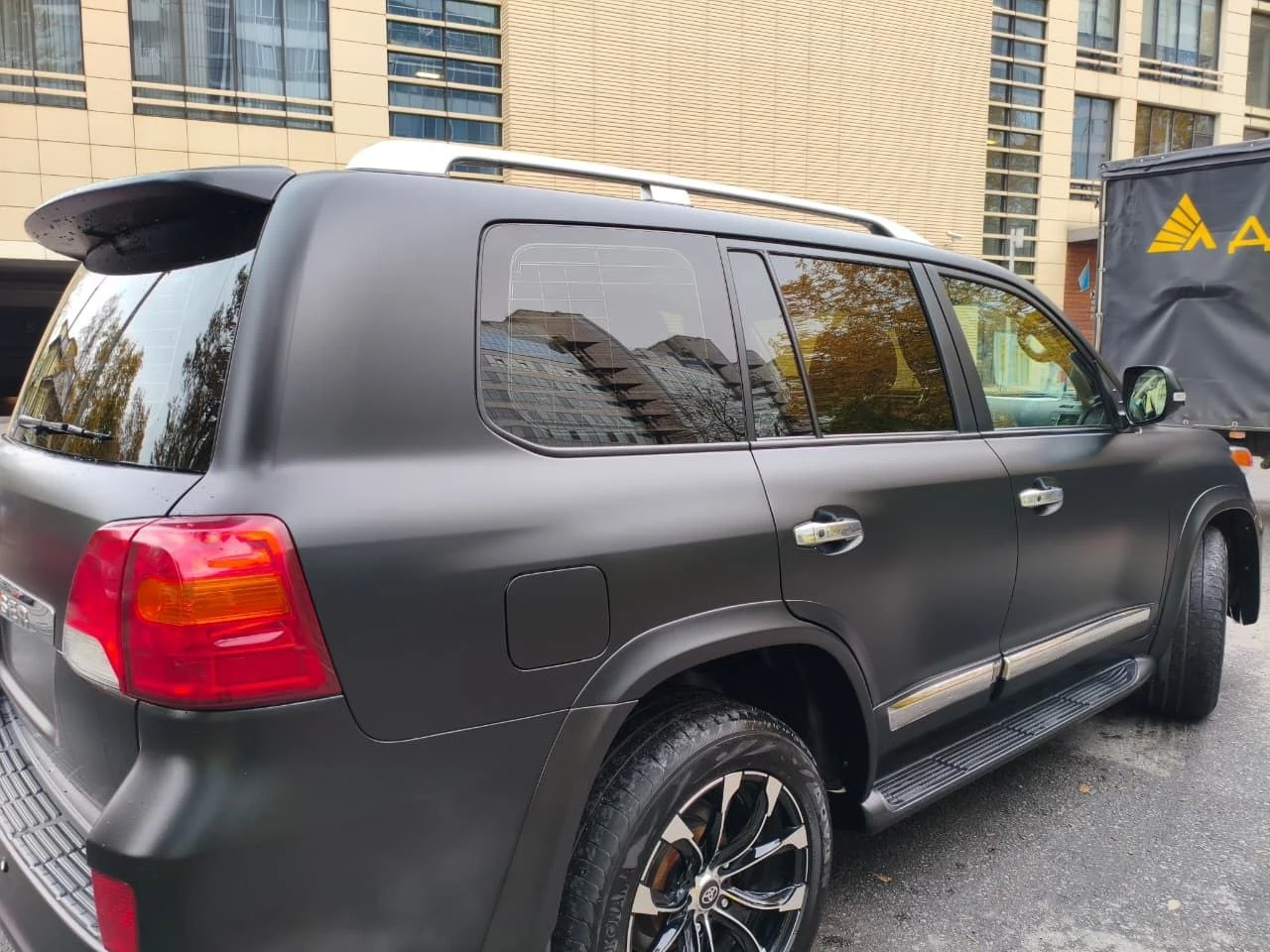 Toyota Land Cruiser — матовый тёмный кузов, правый борт