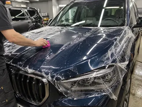 Установка защитной плёнки на капот автомобиля